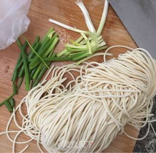 葱油拌面的做法步骤：1