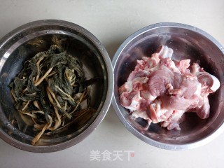 菜干猪骨汤的做法步骤：1