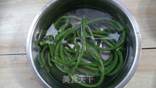煎酿豆角鹌鹑蛋的做法步骤：3