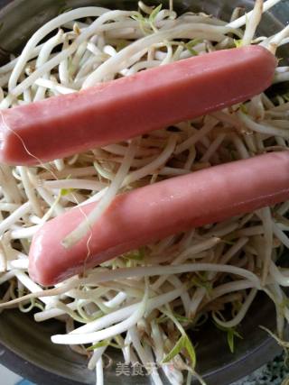 香肠豆芽菜的做法步骤：1