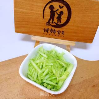 黄瓜鸡蛋米饼的做法步骤：2