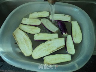 鲜红辣椒拌蒸茄子的做法步骤：2