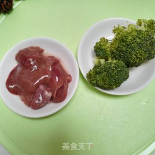 西兰花鸡肝泥的做法步骤：1