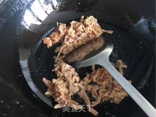 蛋香榨菜肉丝面的做法步骤：2