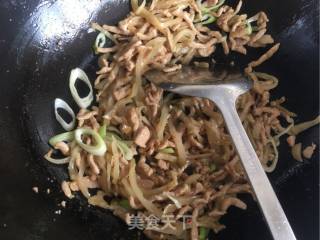 蛋香榨菜肉丝面的做法步骤：3