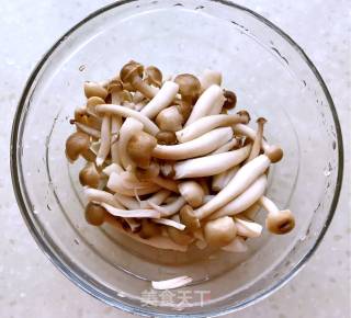 蟹味菇鸡翅包饭的做法步骤：10