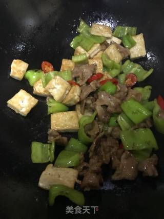 青椒豆腐炒肉片的做法步骤：8