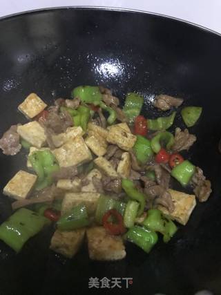 青椒豆腐炒肉片的做法步骤：9