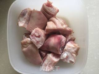 黄豆萝卜煲猪脚的做法步骤：2