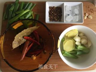 黄豆萝卜煲猪脚的做法步骤：4