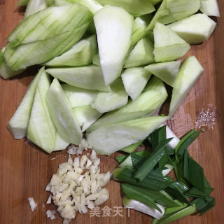 蒜苗丝瓜的做法步骤：1