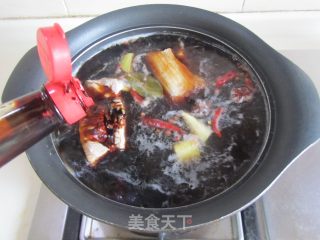 青椒素鸡炒回锅肉的做法步骤：2