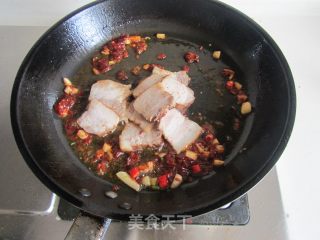 青椒素鸡炒回锅肉的做法步骤：5