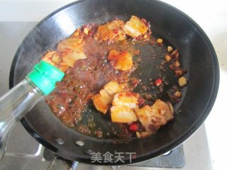 青椒素鸡炒回锅肉的做法步骤：6
