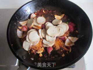青椒素鸡炒回锅肉的做法步骤：7