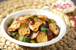 青椒素鸡炒回锅肉的做法步骤：10