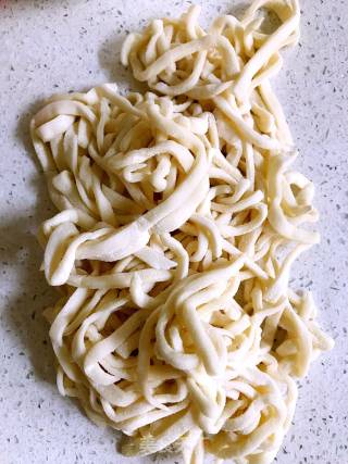 荷兰豆黄瓜炒手擀面的做法步骤：1