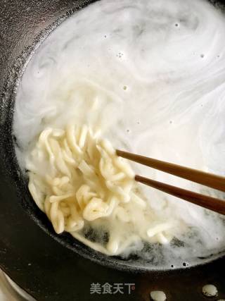 荷兰豆黄瓜炒手擀面的做法步骤：2