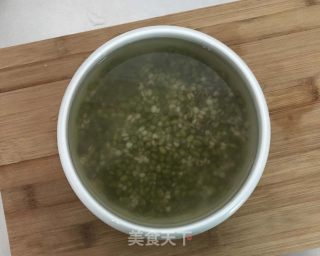 薄荷绿豆百合饮的做法步骤：1