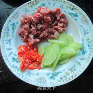 牛肉炒莴笋的做法步骤：1