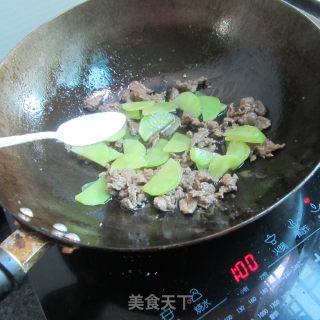 牛肉炒莴笋的做法步骤：5