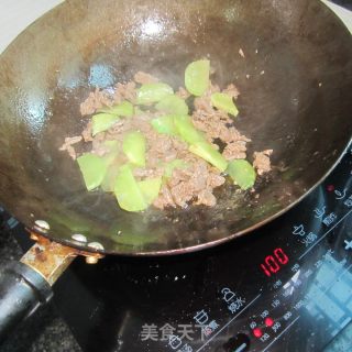 牛肉炒莴笋的做法步骤：6