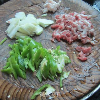 鲜榨菜炒肉的做法步骤：1