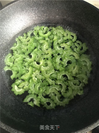苦瓜炒土鸭蛋的做法步骤：6