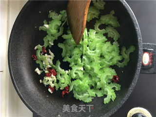 苦瓜炒土鸭蛋的做法步骤：9