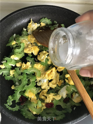 苦瓜炒土鸭蛋的做法步骤：11