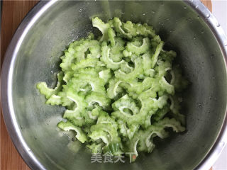 苦瓜香肠炒蛋的做法步骤：2