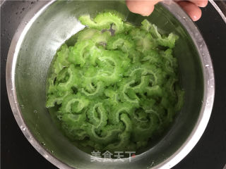苦瓜香肠炒蛋的做法步骤：7