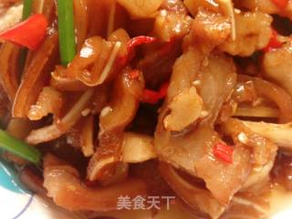 韭菜花炒猪耳朵的做法步骤：1