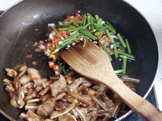 韭菜花炒猪耳朵的做法步骤：6