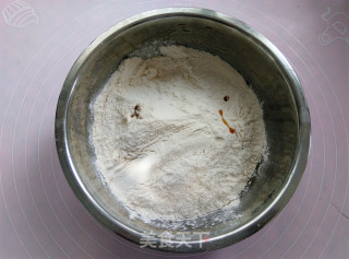 记忆中的红糖五仁月饼的做法步骤：2