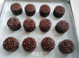 巧克力蔓越莓莲蓉月饼的做法步骤：14