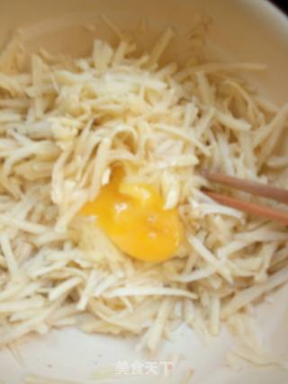 土豆饼的做法步骤：2