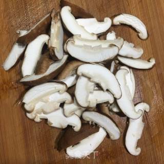 香菇炒面的做法步骤：1