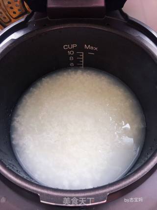 皮蛋瘦肉粥的做法步骤：1