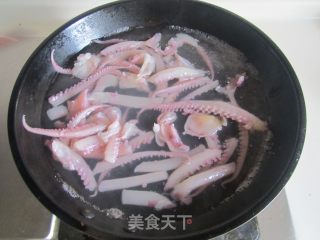 三杯鱿鱼须的做法步骤：2