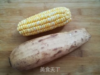 莲藕玉米猪脚汤的做法步骤：2