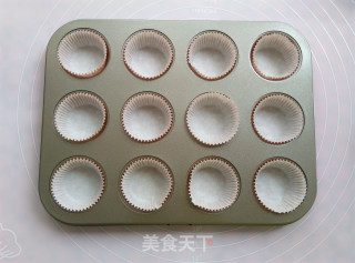 不回缩的迷你小纸杯戚风蛋糕的做法步骤：2