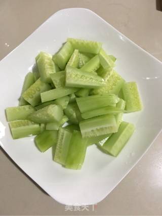 花生米拌黄瓜的做法步骤：2