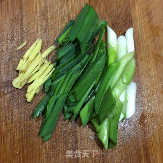 蒜苗焖马鲛鱼的做法步骤：2