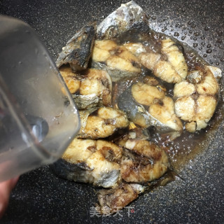蒜苗焖马鲛鱼的做法步骤：6