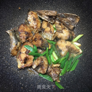 蒜苗焖马鲛鱼的做法步骤：8