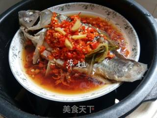 红辣椒蒸鲫鱼的做法步骤：1