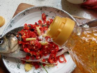 红辣椒蒸鲫鱼的做法步骤：6
