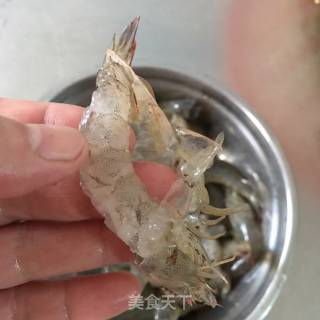 虾仁鲜菇丝瓜汤的做法步骤：2