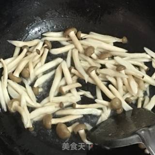 虾仁鲜菇丝瓜汤的做法步骤：7